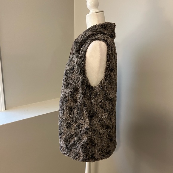 EUC Chico’s Faux Fur Vest Size 1 - Picture 4 of 8